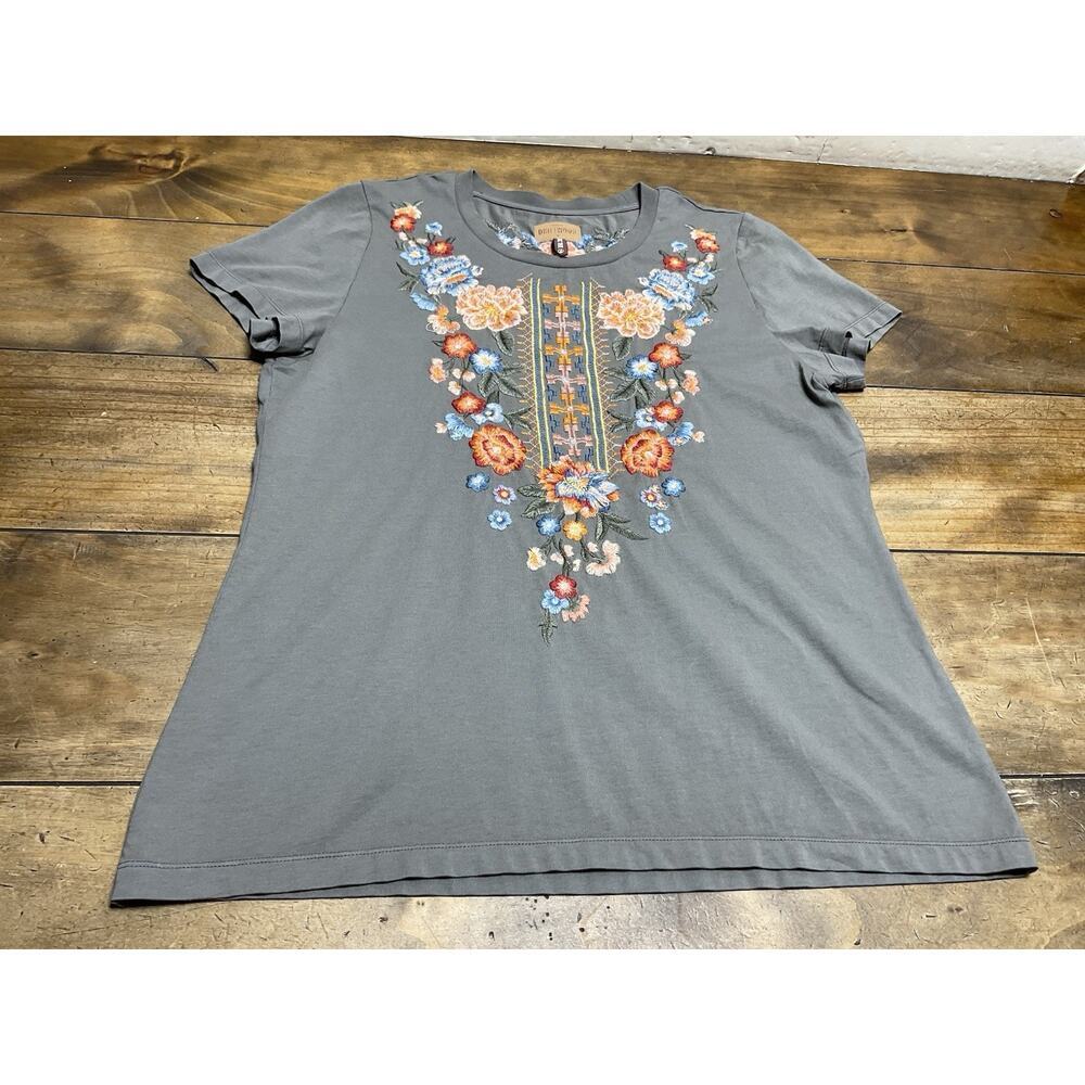 Driftwood Embroidered Gray Floral Short Sleeve TShirt Size Medium